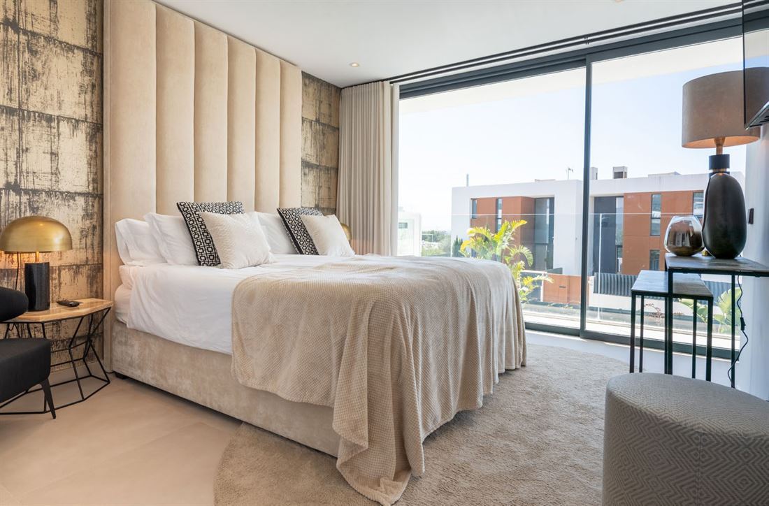 Moderne villa met 6 slaapkamers op een van de meest gewilde locaties op Ibiza