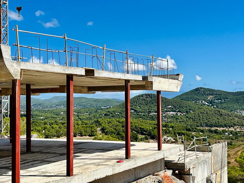 Nieuw gebouwde villa in Roca Llisa met zowel uitzicht op het platteland als op zee