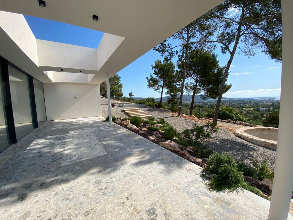 Gloednieuw gebouwde villa met prachtig uitzicht in een landelijke omgeving dichtbij Santa Eulalia
