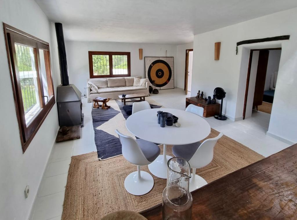 Koop een huis met 2 slaapkamers in Ibiza op een bosperceel van 85.000 m² bij Benirras