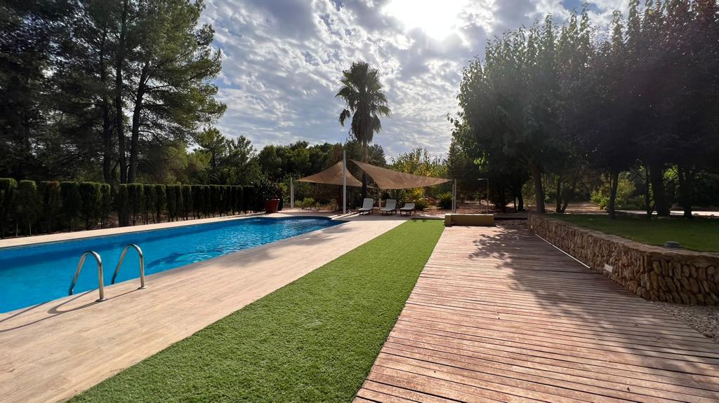 Koop dit grote huis met veel privacy nabij Morna Shool en Ibiza