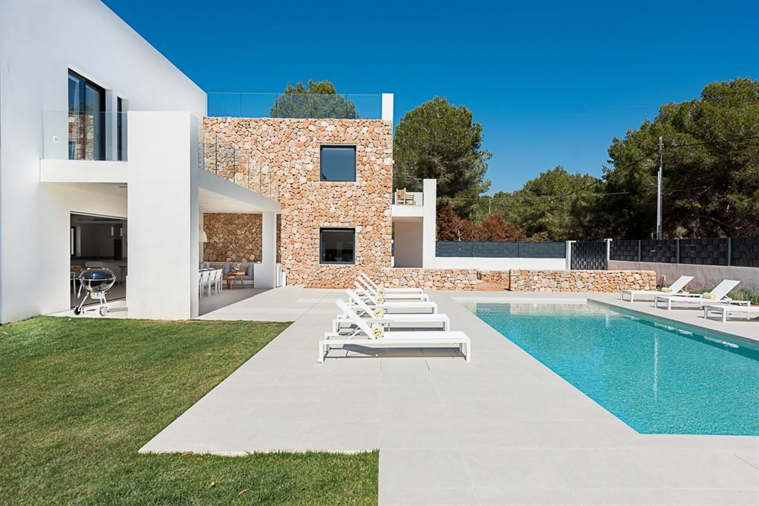 Indrukwekkende moderne villa aan de Middellandse Zee op het eiland Ibiza