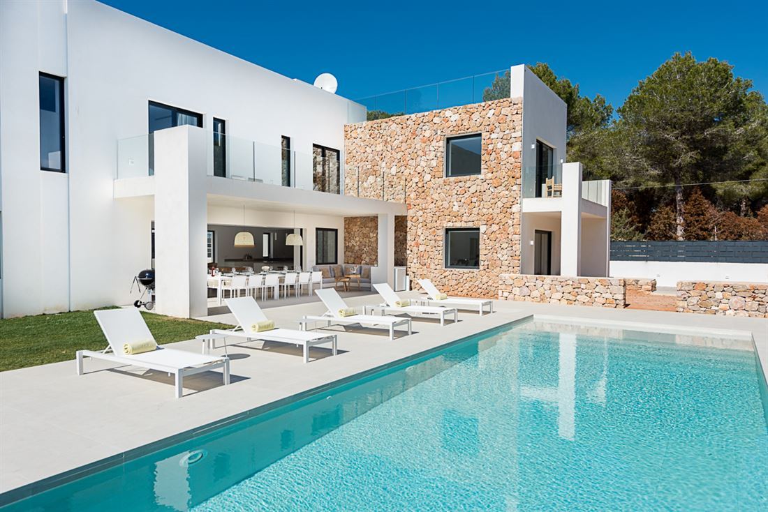 Indrukwekkende moderne villa aan de Middellandse Zee op het eiland Ibiza