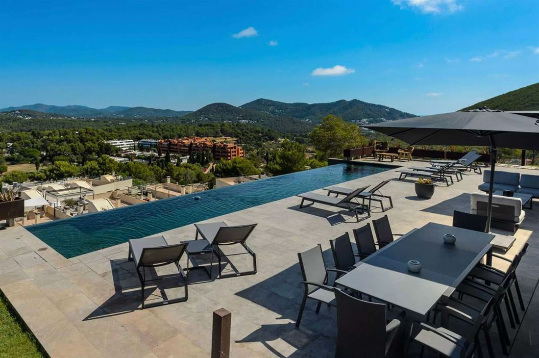 Fantastische villa in Roca Llisa met vrij uitzicht op de golfbaan en de bergen