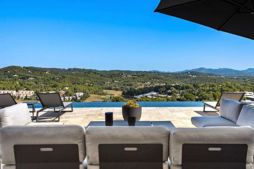 Fantastische villa in Roca Llisa met vrij uitzicht op de golfbaan en de bergen