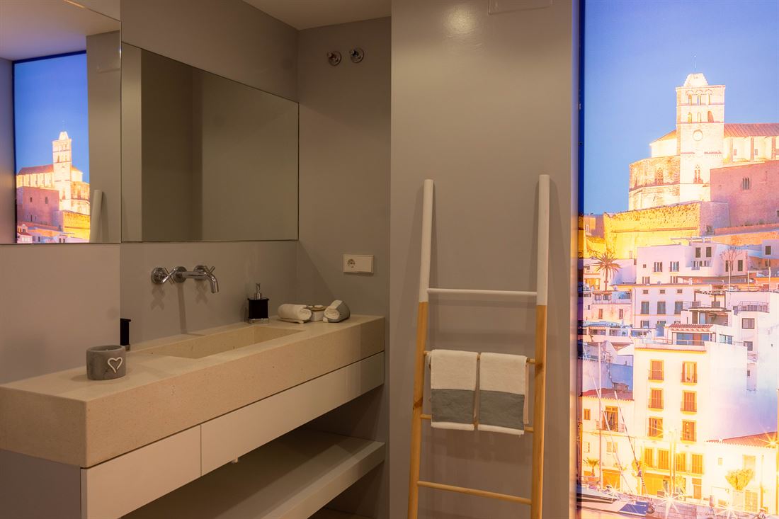 Modern appartement met twee slaapkamers in Talamnca met uitzicht op zee