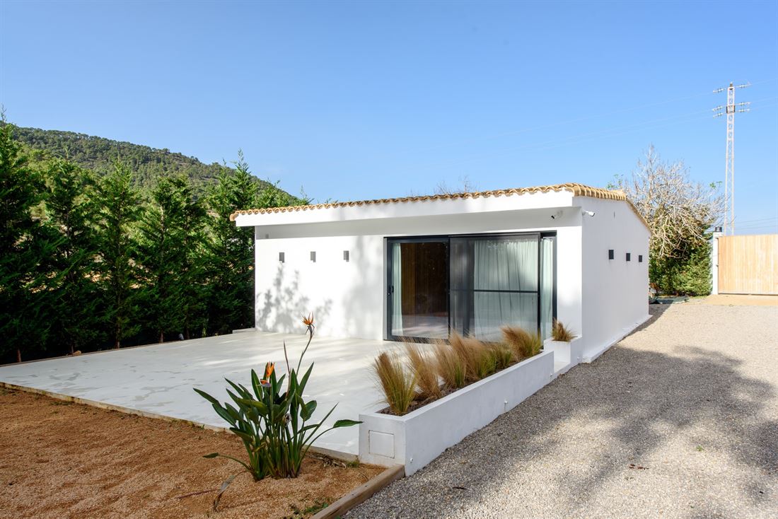 Exclusieve moderne gerenoveerde villa met 7 slaapkamers te koop in Es Cubells