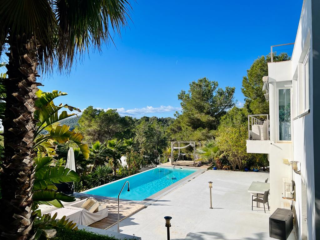 Villa op een heuvel met uitzicht op de Salinas-zwembaden