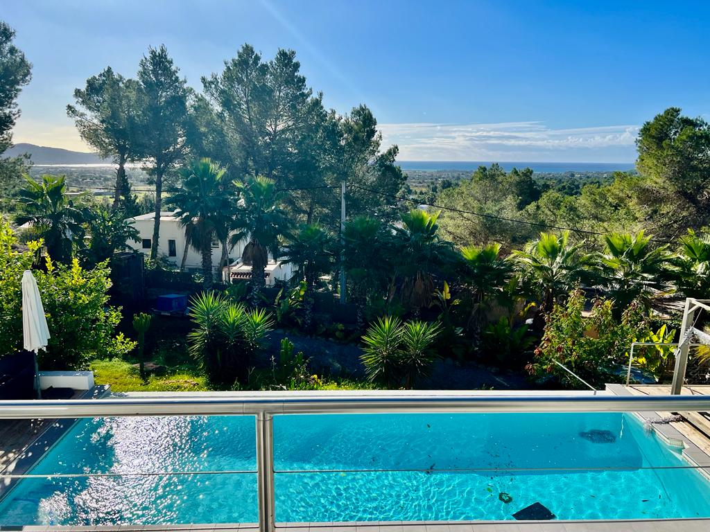 Villa op een heuvel met uitzicht op de Salinas-zwembaden