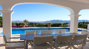 Villa met privézwembad en prachtig uitzicht over het landschap naar de zee te huur