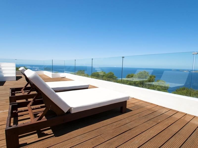Luxe villa met prachtig zeezicht over Cala Moli met verhuurvergunning