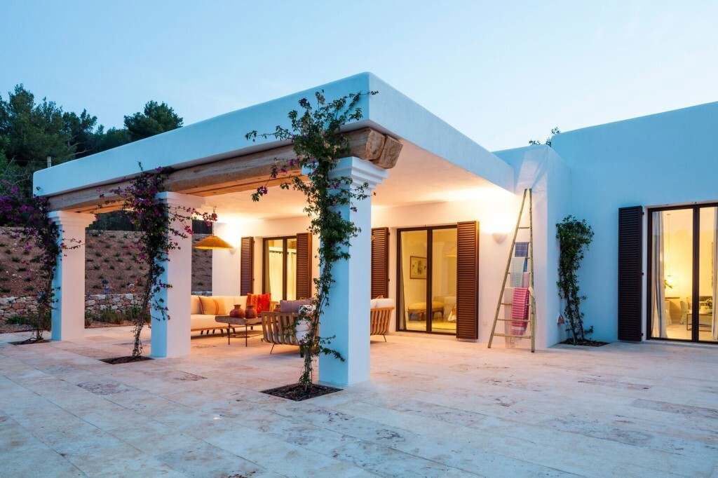 Mooie moderne finca nabij Ibiza stad met zeezicht en aparte gastenverblijven