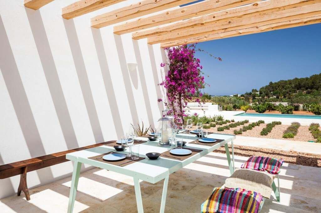 Mooie moderne finca nabij Ibiza stad met zeezicht en aparte gastenverblijven
