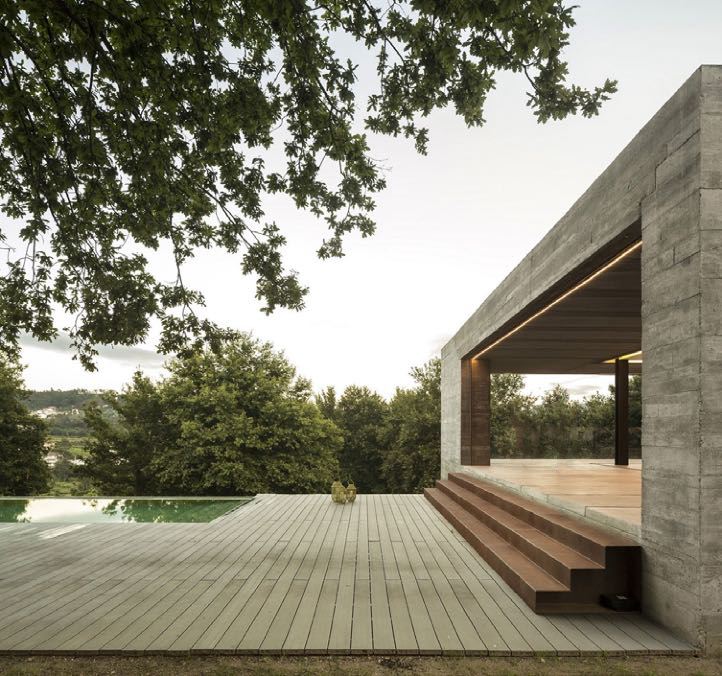 Perceel nabij Cala Tarida met vergunning om een ultramoderne villa te bouwen met 2 zwembaden en adembenemende uitzichten