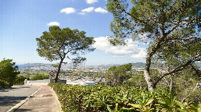 Perceel van 17.000 m² met spectaculair panoramisch uitzicht over de zee en de groene heuvels
