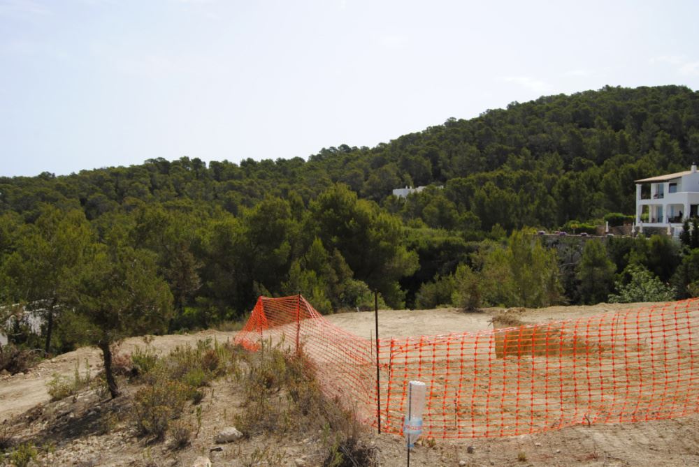 Perceel met licentie en fantastisch uitzicht op zee en het platteland op een heuveltop in Sant Carles