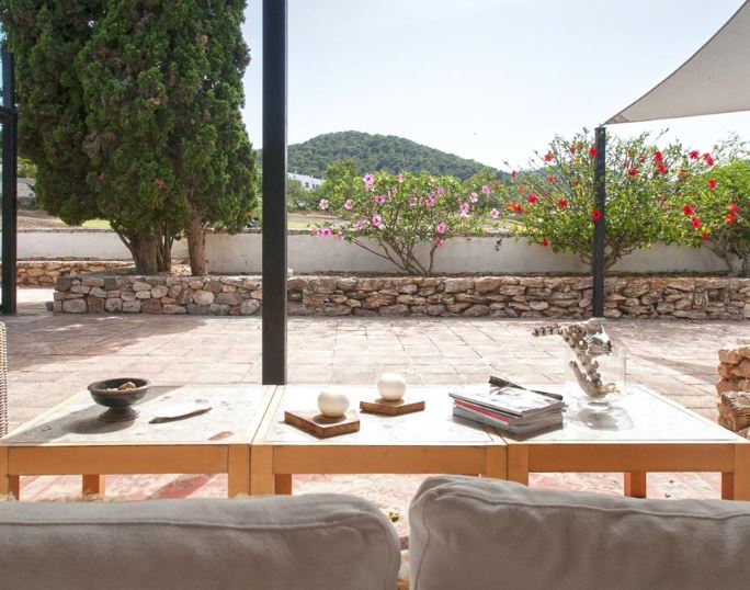 Gezellig huis op één niveau met restaurantvergunning eerste lijn naar de golfbaan in Roca Llisa