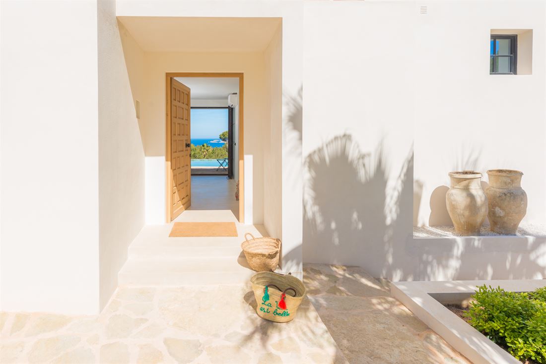 Villa met vijf slaapkamers in Cala Tarida met verhuurvergunning en uitzicht op de zonsondergang op zee