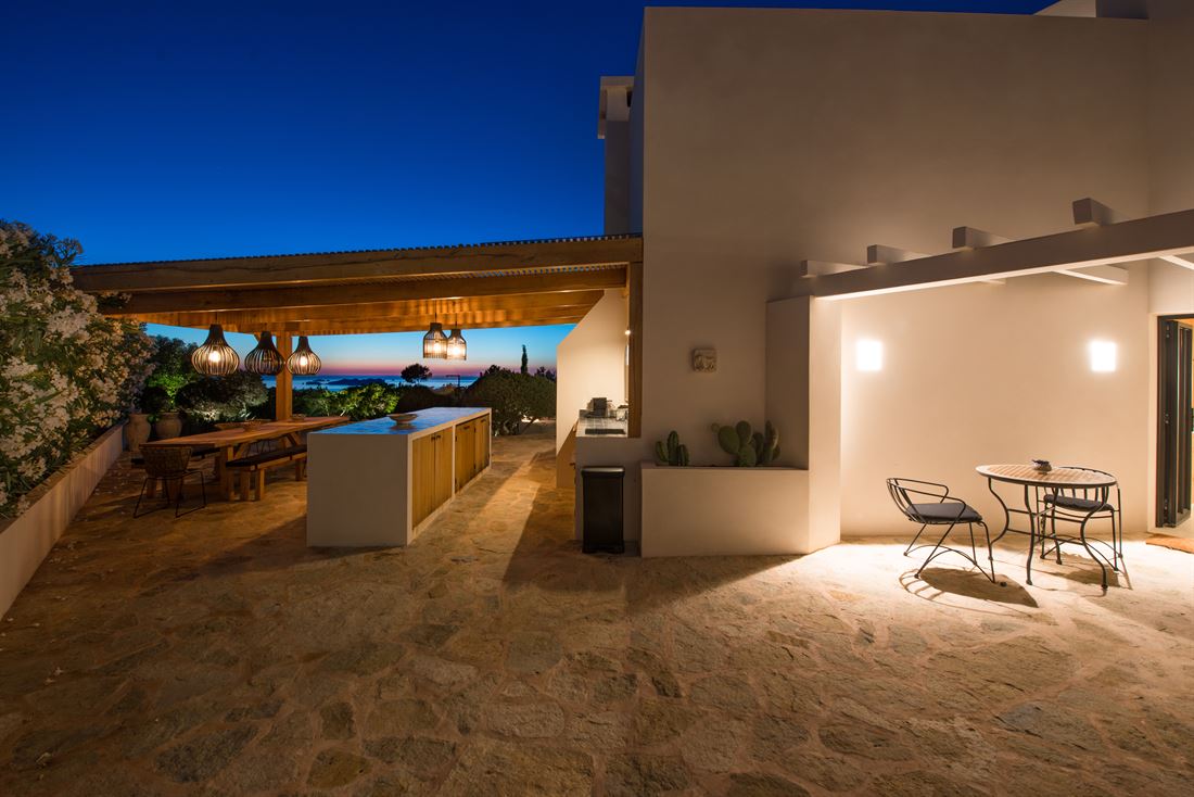 Villa met vijf slaapkamers in Cala Tarida met verhuurvergunning en uitzicht op de zonsondergang op zee