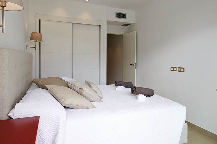 Prachtig appartement te koop met fantastisch zeezicht in Royal Beach, Ibiza