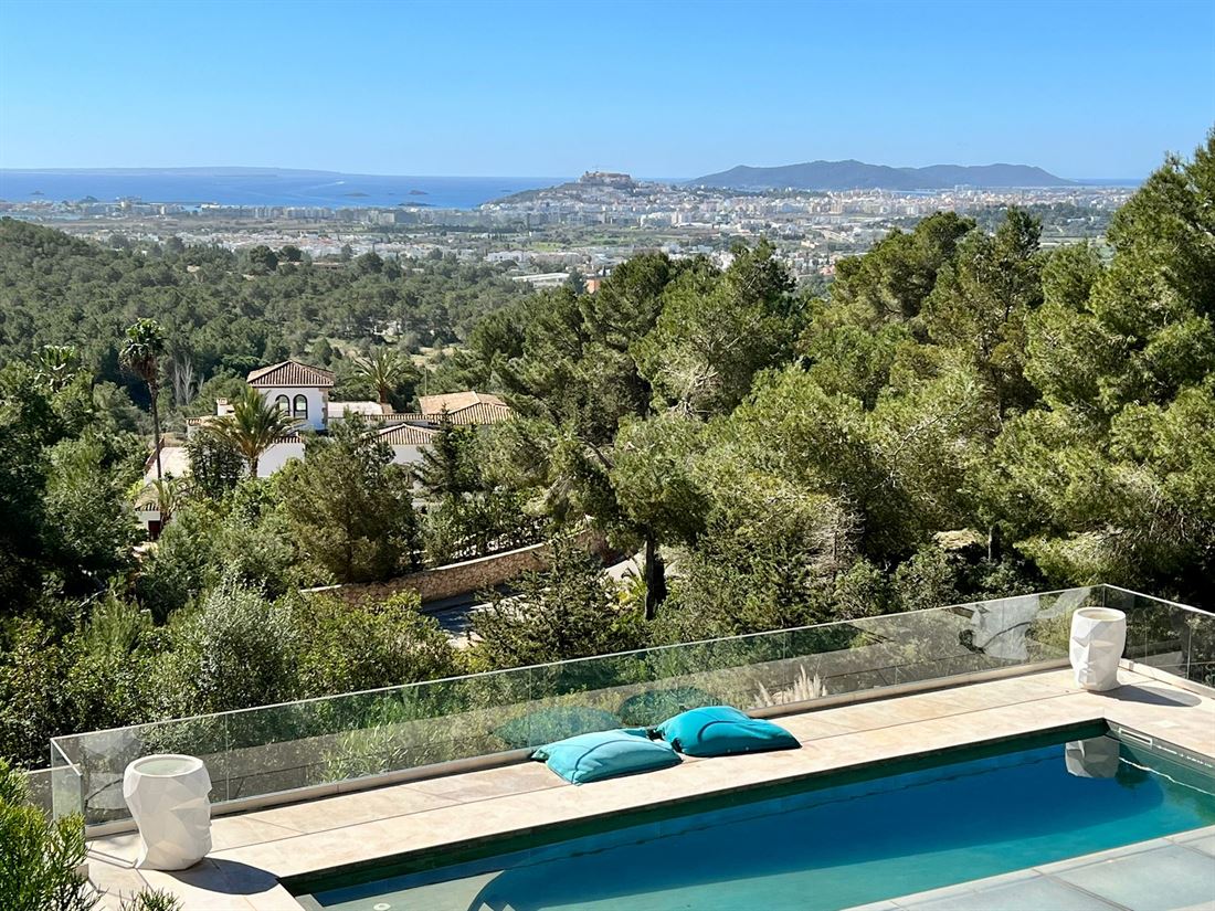 Imposante moderne villa met 5 slaapkamers met fantastisch uitzicht op zee en Dalt Vila