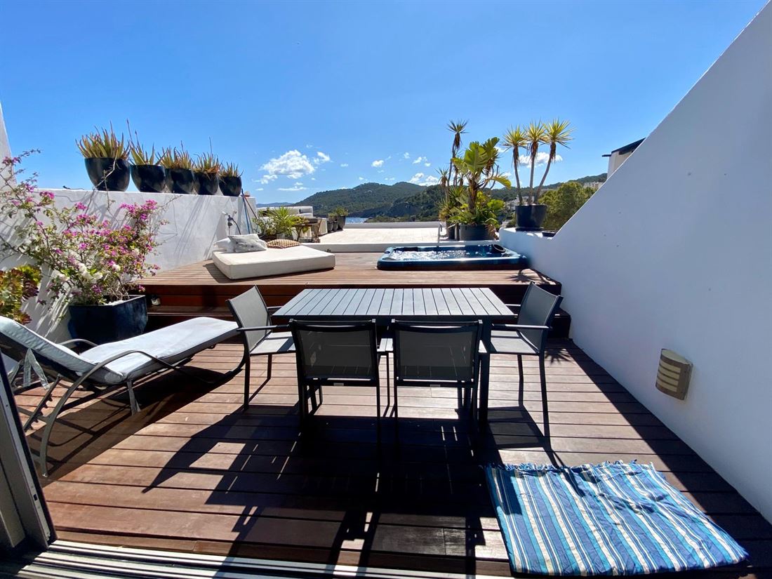 Exclusieve duplex van 180m2 verdeeld over 2 verdiepingen aan zee op Ibiza