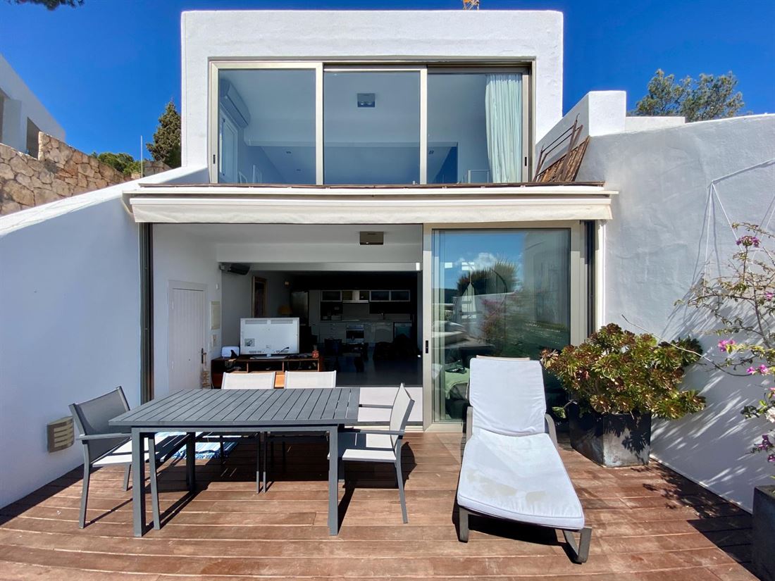 Exclusieve duplex van 180m2 verdeeld over 2 verdiepingen aan zee op Ibiza