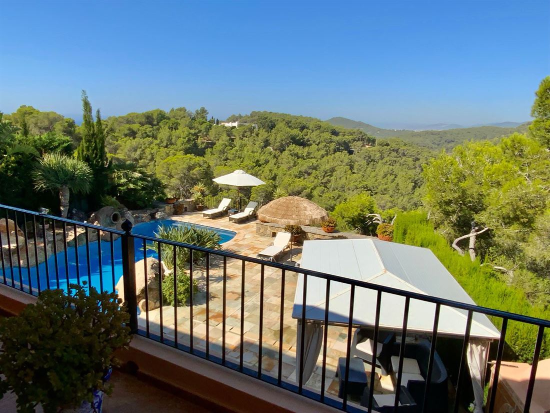 Villa in de prestigieuze gated community van Roca Llisa met prachtig uitzicht op de omgeving
