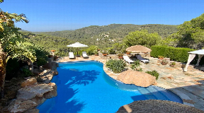 Villa in de prestigieuze gated community van Roca Llisa met prachtig uitzicht op de omgeving