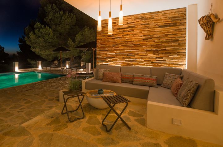 Luxe villa te koop nabij Cala Tarida met prachtig zeezicht
