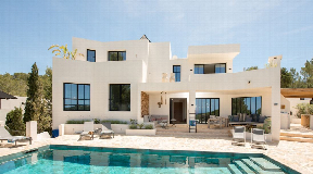 Luxe villa te koop nabij Cala Tarida met prachtig zeezicht