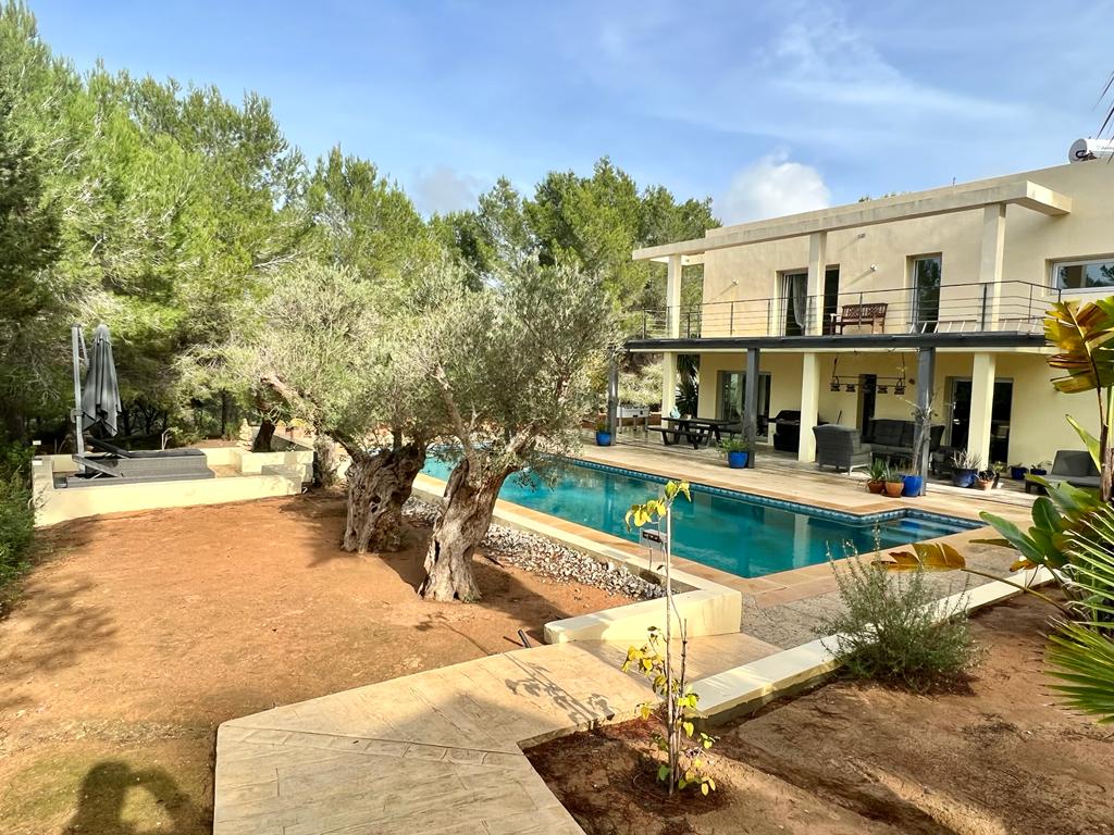 Moderne villa met groen uitzicht in een idyllische omgeving met absolute privacy nabij Ibiza