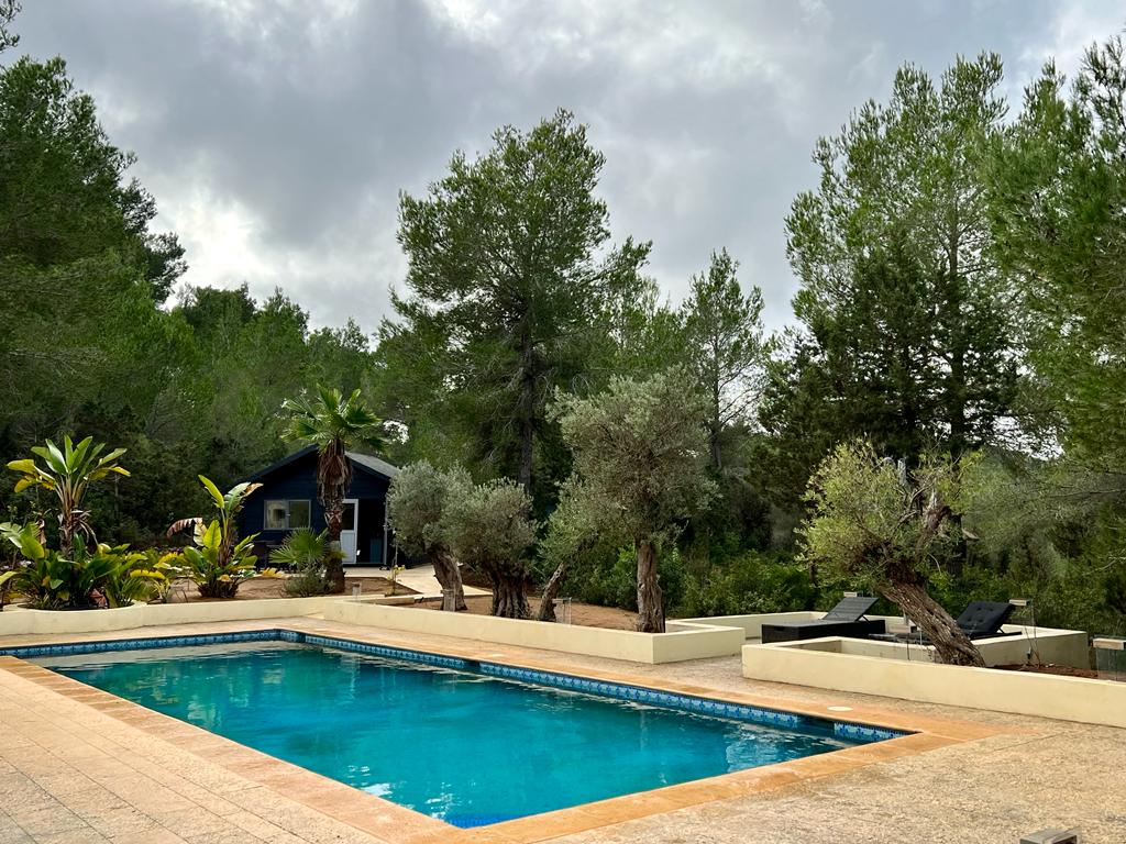 Moderne villa met groen uitzicht in een idyllische omgeving met absolute privacy nabij Ibiza