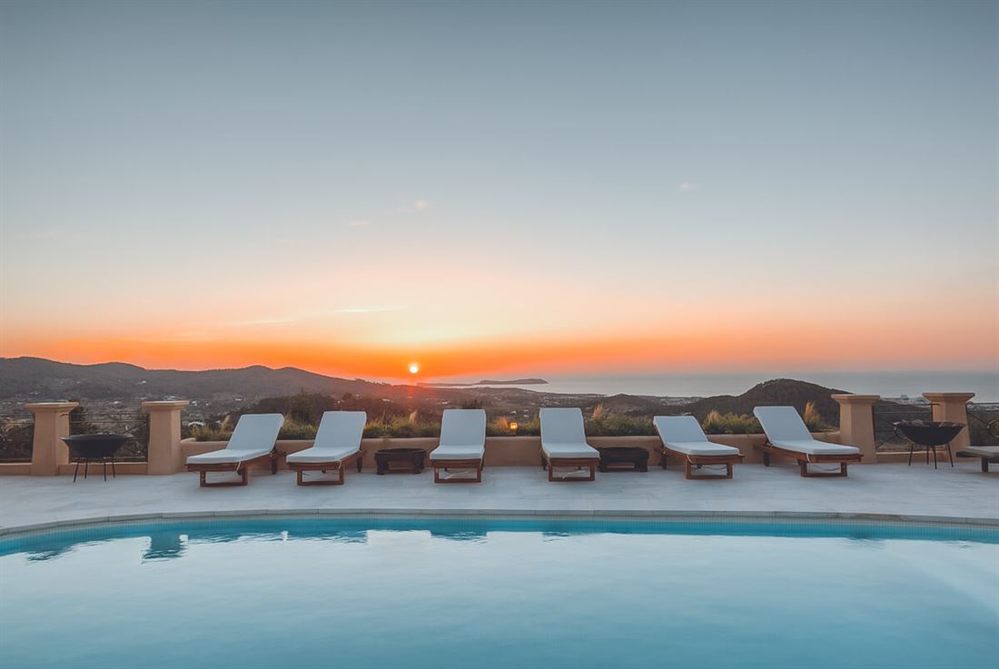 Villa met prachtig panoramisch uitzicht op zee en de zonsondergang in Benimussa