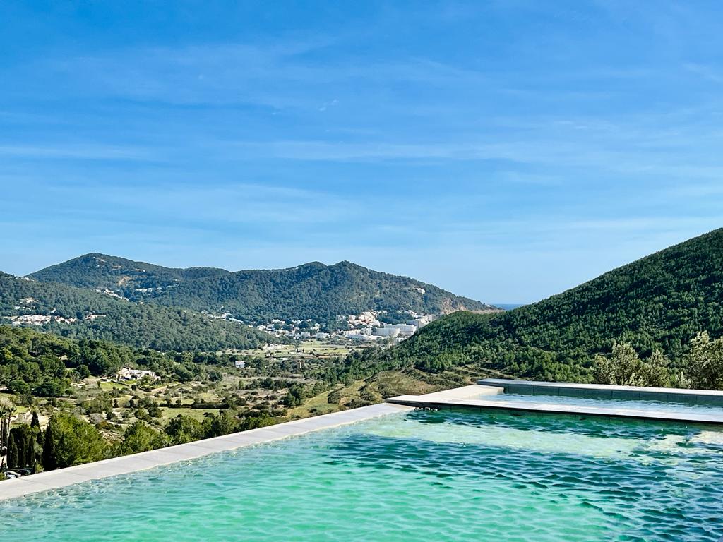 Nieuw gebouwde moderne villa in de gated community van Roca Lisa met prachtig uitzicht
