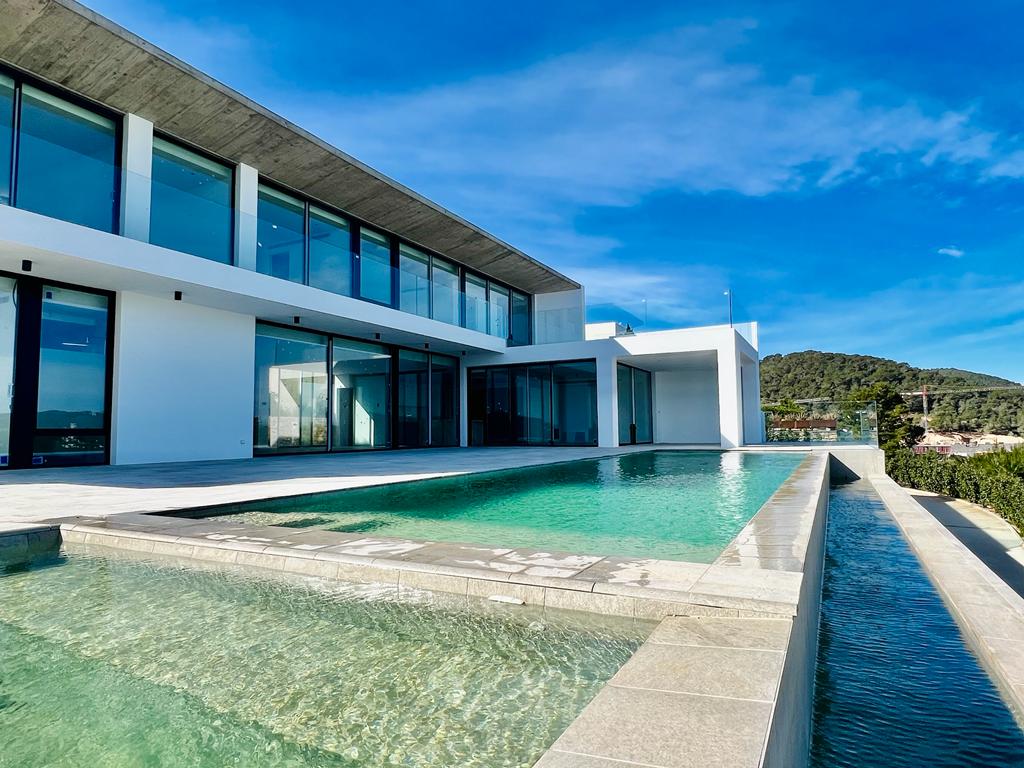 Nieuw gebouwde moderne villa in de gated community van Roca Lisa met prachtig uitzicht