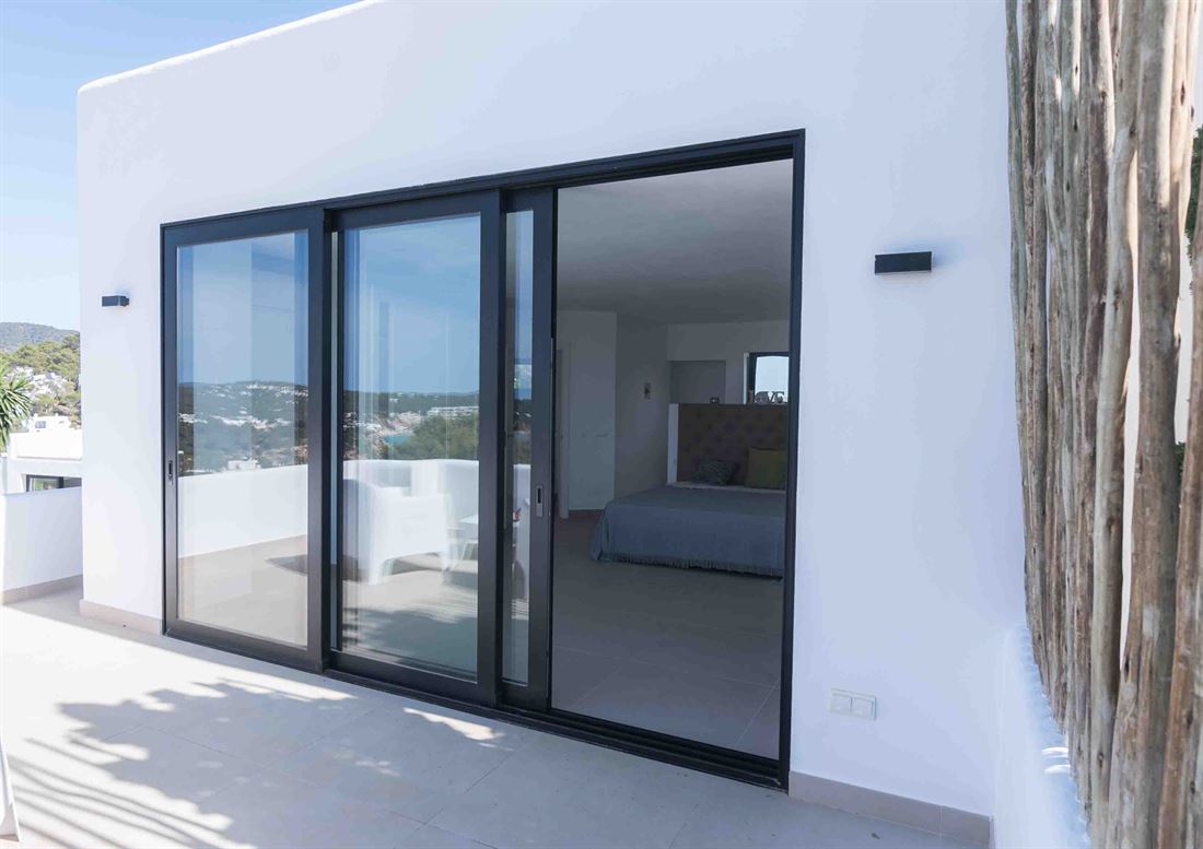 Moderne gerestaureerde villa in Cala Moli met fantastisch uitzicht op zee