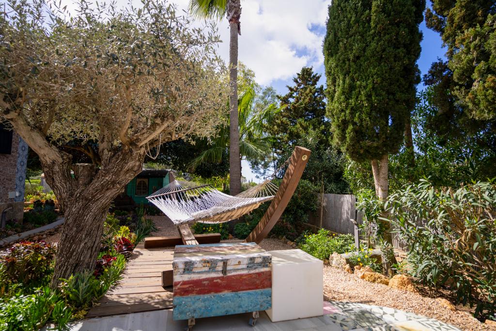 Charmante familievilla met weelderige tuin dichtbij Ibiza-stad en de luchthaven