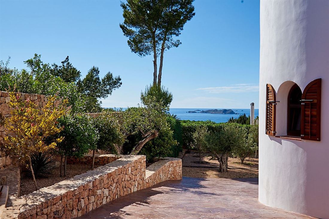 Mediterrane villa gelegen in de heuvels tussen San Jose en Cala Tarida met prachtig uitzicht op de westkust