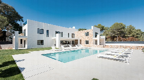 Dromerige moderne villa op 10 stappen van de zee in Santa Eulalia