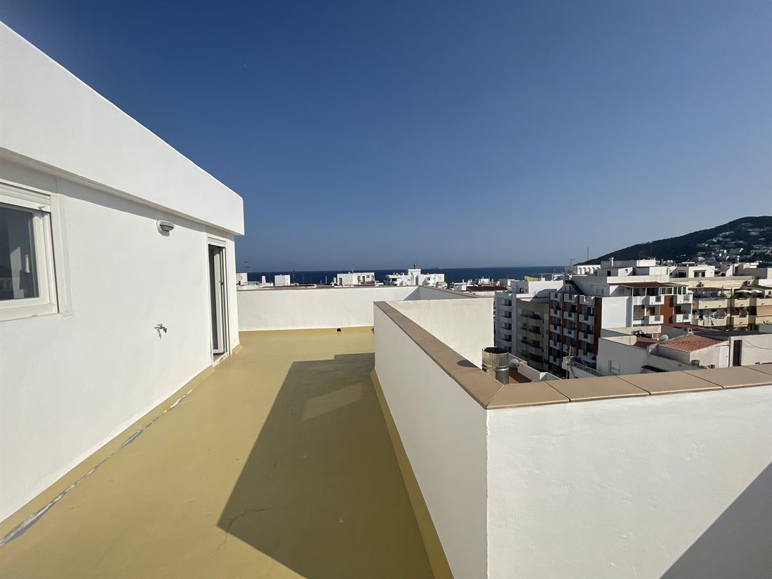 Uitzonderlijk ruim penthouse met zeezicht in Santa Eulalia