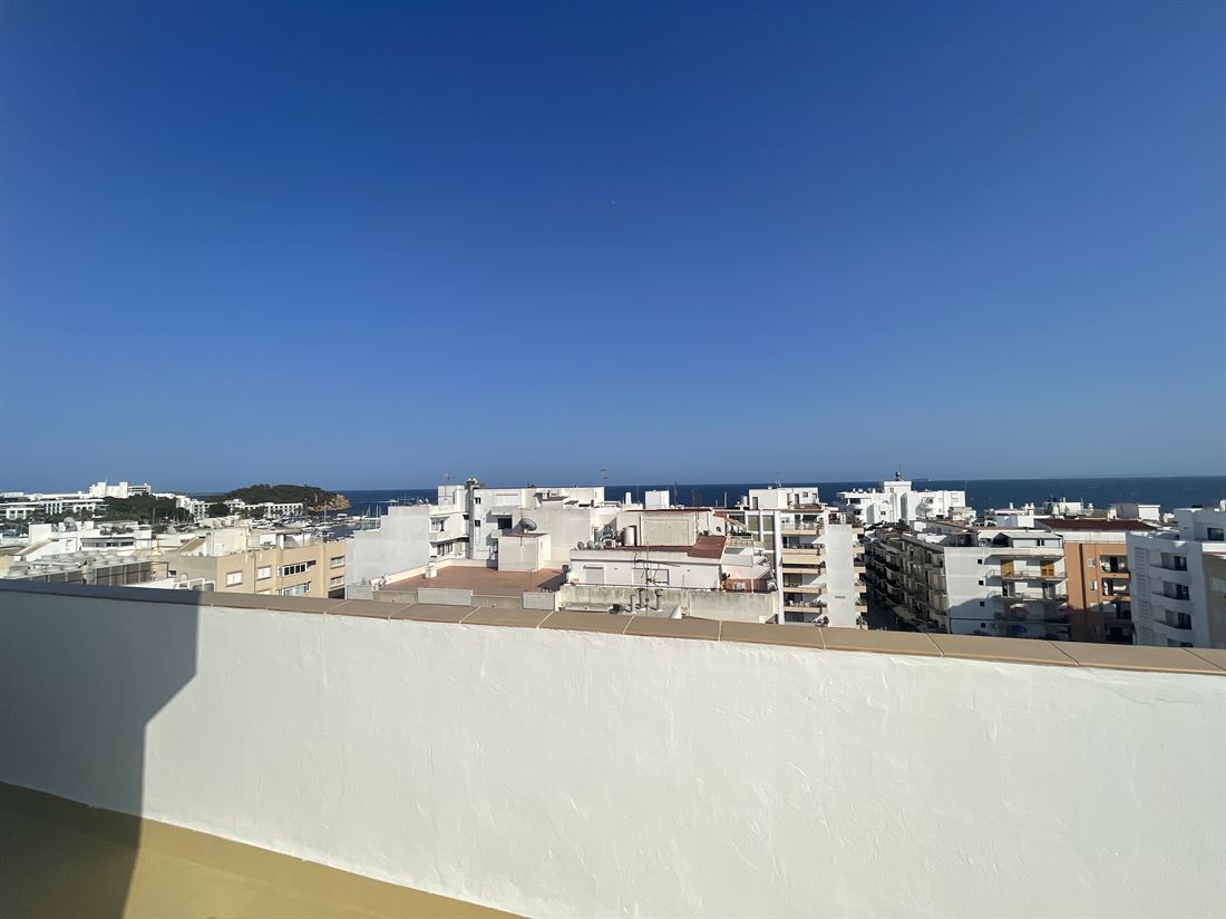 Uitzonderlijk ruim penthouse met zeezicht in Santa Eulalia
