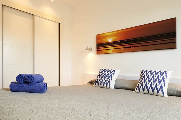 Prachtig eerstelijns appartement met 3 verdiepingen en fantastisch zeezicht te koop op ibiza