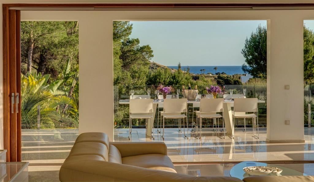 Prachtige villa in Cala Jondal met prachtig uitzicht op zee en op loopafstand van de Blue Marlin