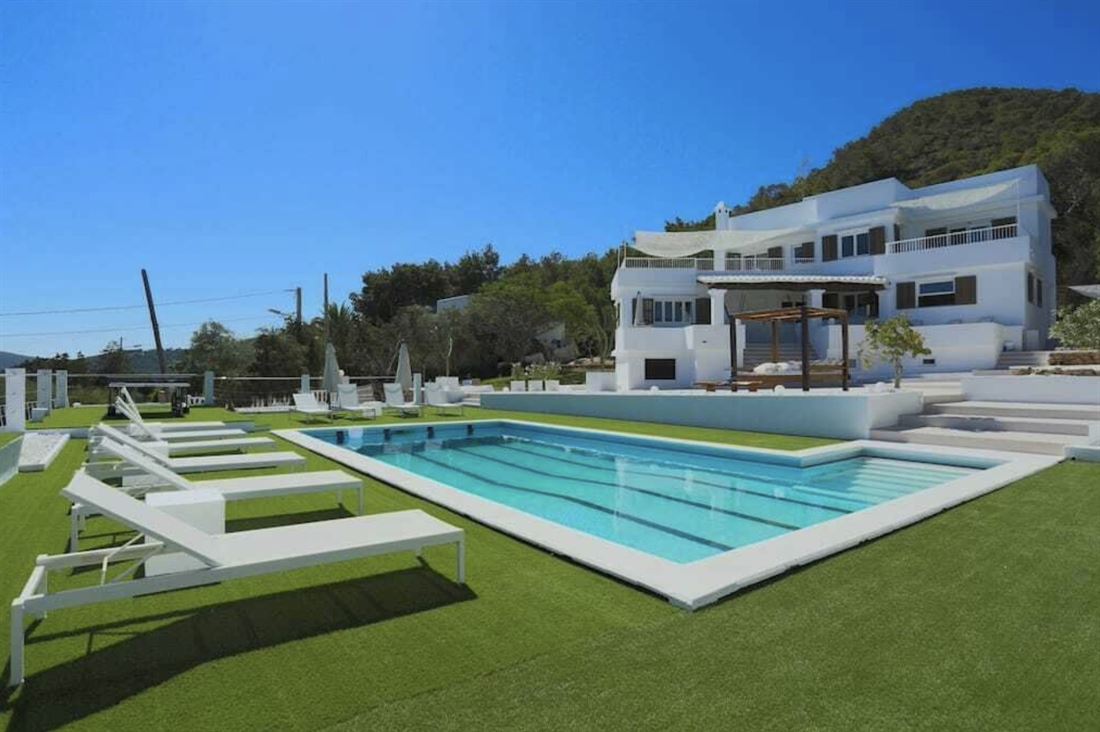 Villa op slechts 5 minuten van Ibiza-stad met een ongeëvenaard uitzicht op zee