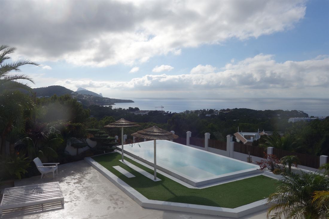 Luxe villa's met fantastisch uitzicht op zee en de zonsondergang in Cala Tarida