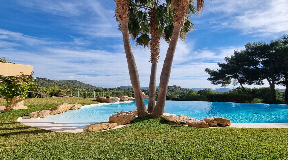 Luxe villa met prachtig uitzicht op het zwembad en de zee