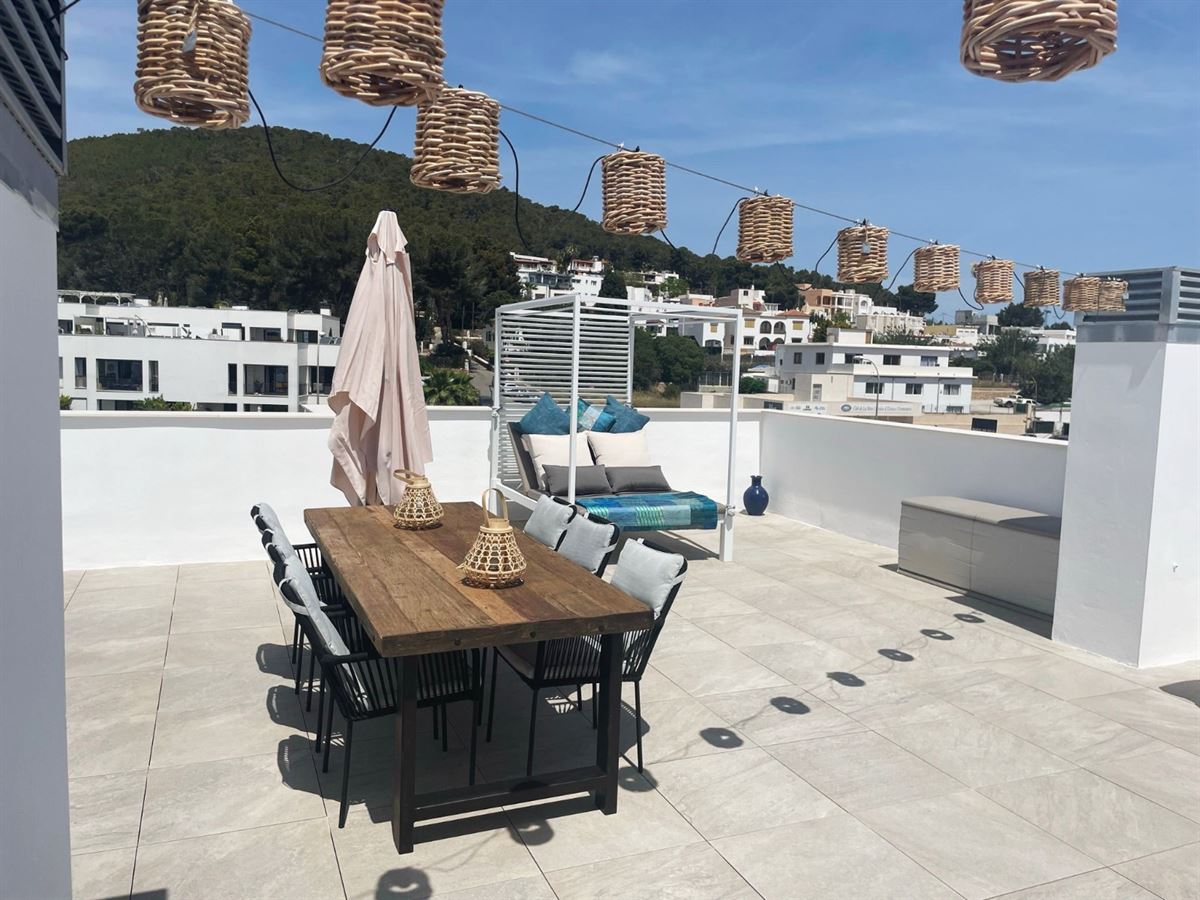 Modern penthouse-appartement in Santa Eulalia te koop