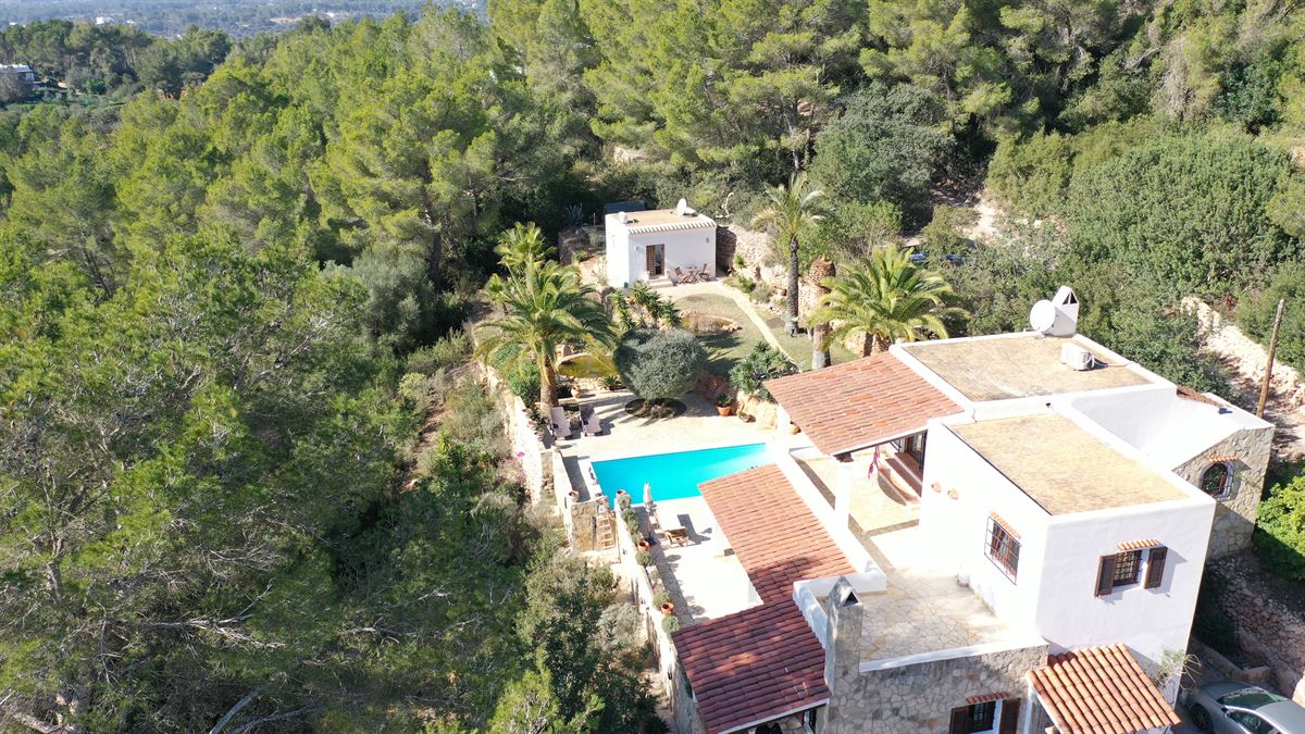 Prachtige, compleet gerenoveerde villa met zwembad te koop nabij Santa Gertrudis en Ibiza
