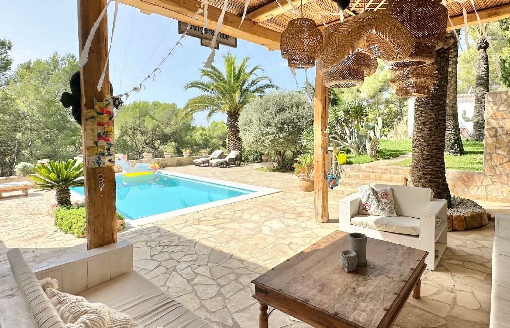 Prachtige, compleet gerenoveerde villa met zwembad te koop nabij Santa Gertrudis en Ibiza